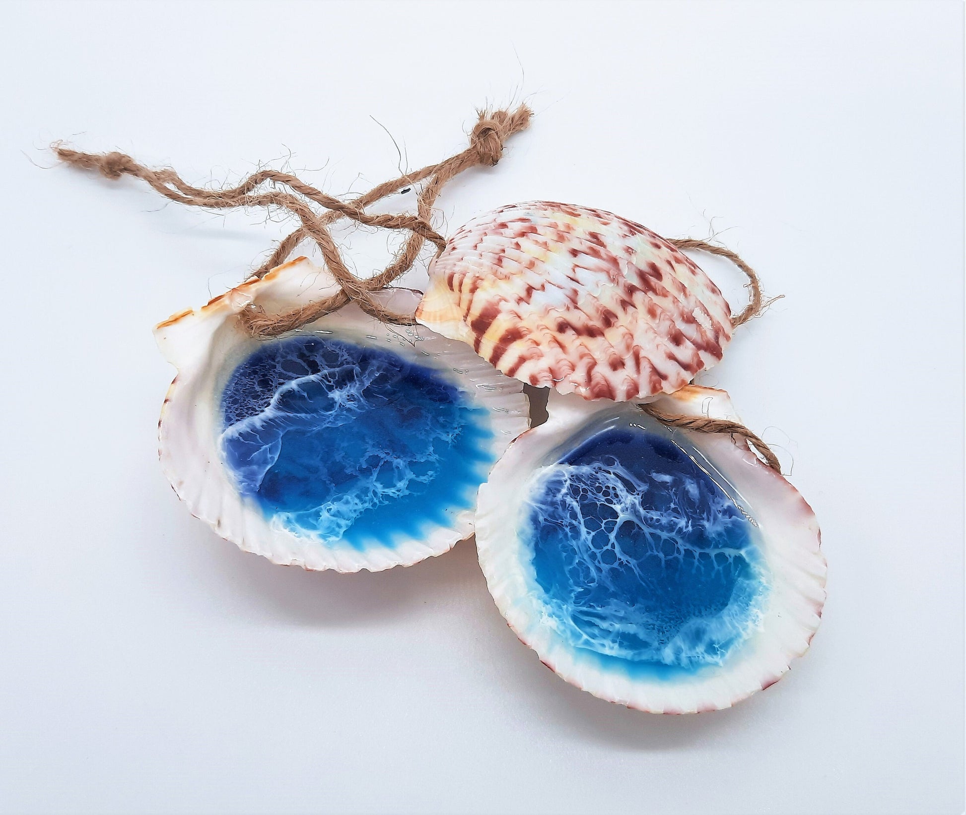 Eco-Friendly Epoxy Resin Ocean Scallop Seashell Christmas Ornament / Beach Seashell Ornament / Tropical Paradise Shell Holiday Ornament